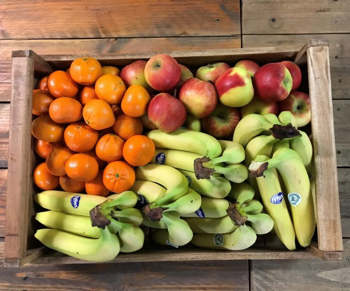 Scheiden Doe mee Tussendoortje Dé Basis fruitbox uit de streek - appels, peren, mandarijnen en fairtrade  bananen - Streekvers