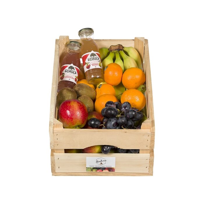Gezonde fruitmand in houten kist