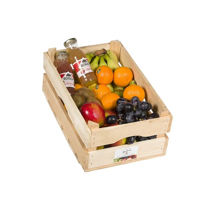Gezonde fruitmand in houten kist